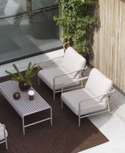 Modern terrass med en hörnplacerad soffgrupp och ett lågt bord.