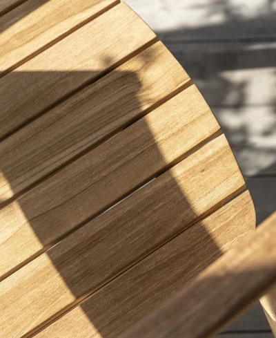 Närbild av en yta av teakträ som visar träets textur och finish.