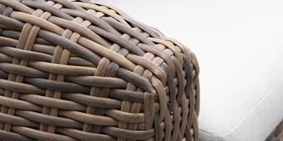 Design uden navn - 2025-02-27T204647.530.jpg (1) Detaljvy av vävt polyrotting på en utemöbel, visar textur och färgnyanser