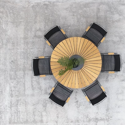 Överbild av en rund bordsskiva med sex svarta flätade stolar runt, sett uppifrån.