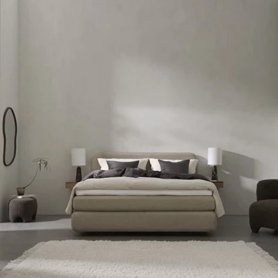 Elegant sovrum med en neutral färgpalett och lyxigt sängkläder, designat för komfort och stil