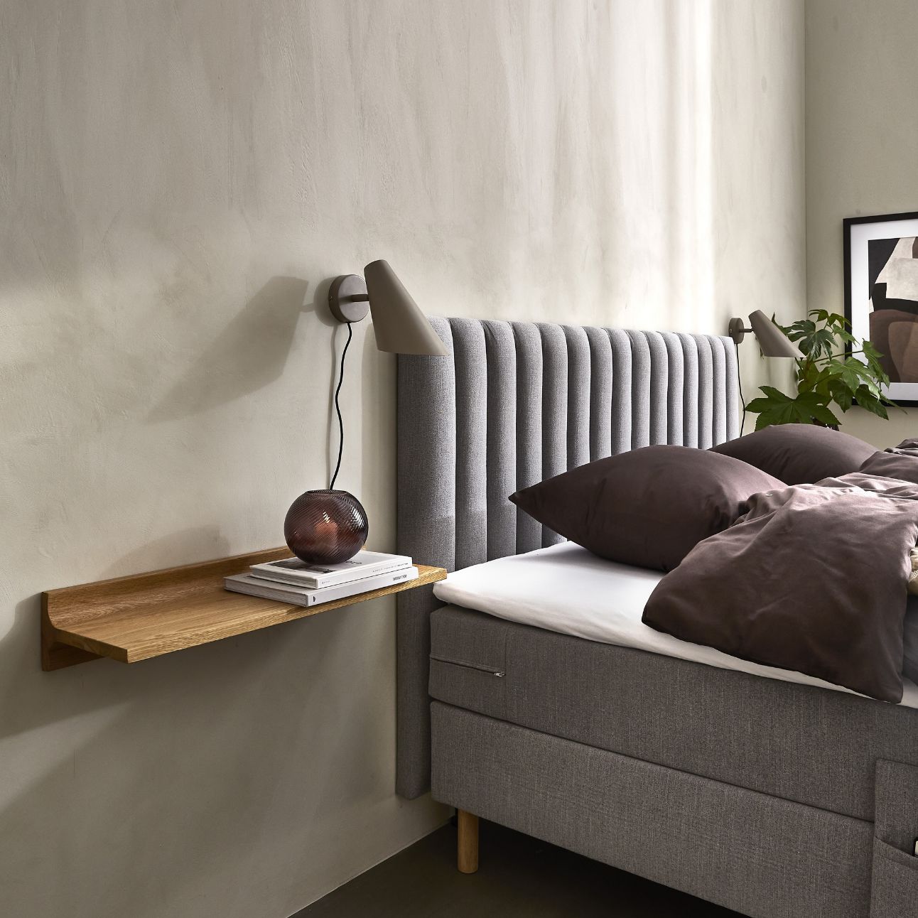 Utsnitt av ett mörkt och mysigt sovrum