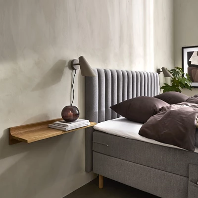 Utsnitt av ett mörkt och mysigt sovrum