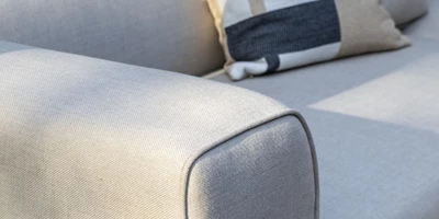 Design uden navn - 2025-03-20T100641.589.jpg Närbild av en grå QuickDry Foam trädgårdsmöbeldyna med synlig textur och högkvalitativ finish