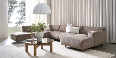 Design uden navn - 2025-03-20T141152.342.jpg Modern soffa med lågt soffbord och stora gardiner