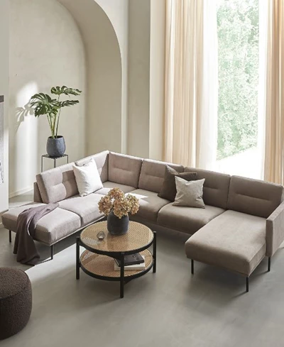 Stor sandfärgad u-soffa placerad i vardagsrummet