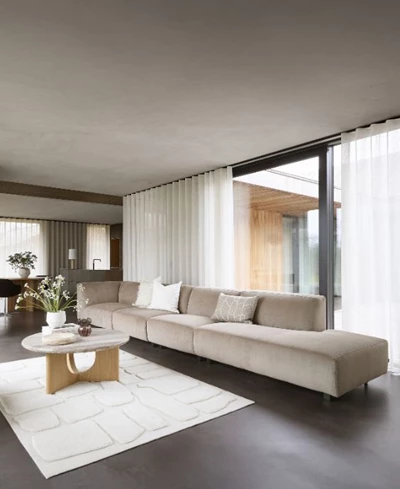 Soffa i beige med open end placerad i vardagsrummet