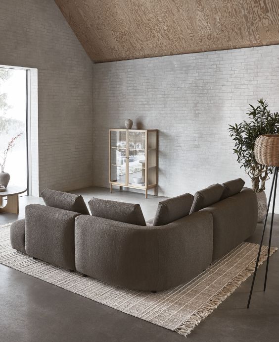 Hörnsoffa i taupe med stoppning runt om.