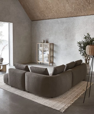 Hörnsoffa i taupe med stoppning runt om.