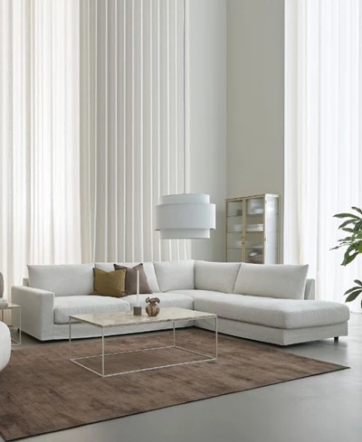 Vit hörnsoffa placerad på ett rödaktigt matta.