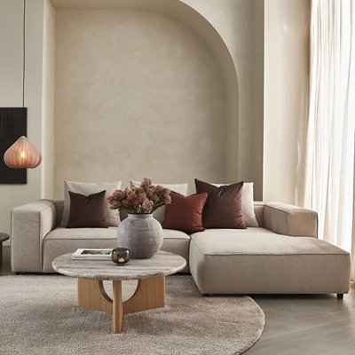 Nordstrom.jpg Beigefärgad flyttbar soffa i ett vardagsrum i liknande nyanser.