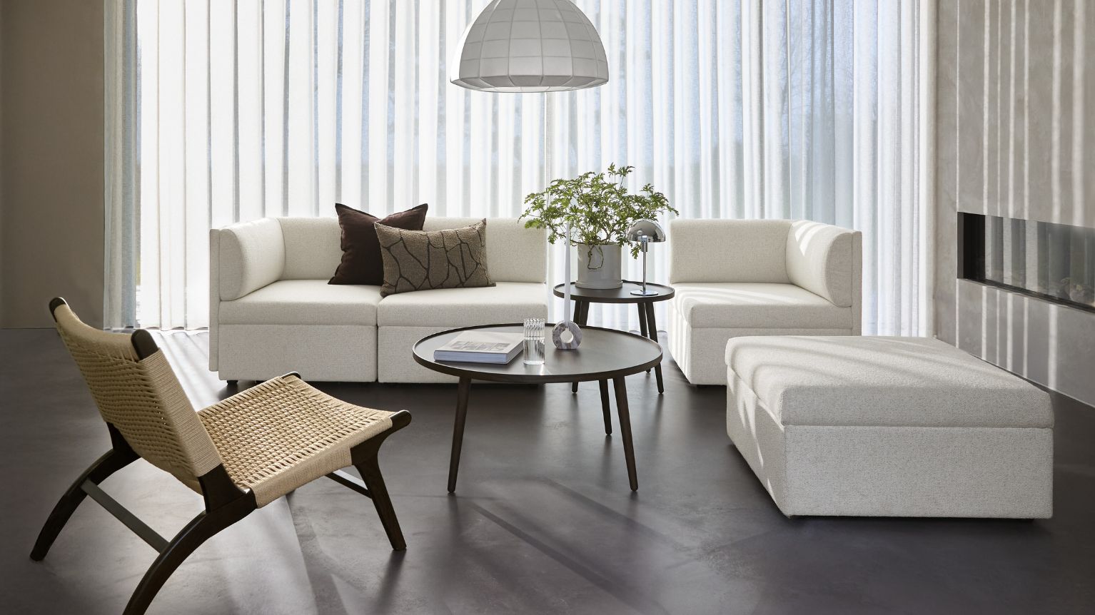 Vit modulsoffa i ett ljust vardagsrum i nordisk stil.