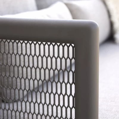 Närbild av aluminiumram på lounge-soffa