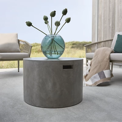 Loungebord i fibercement med en grön vas ovanpå