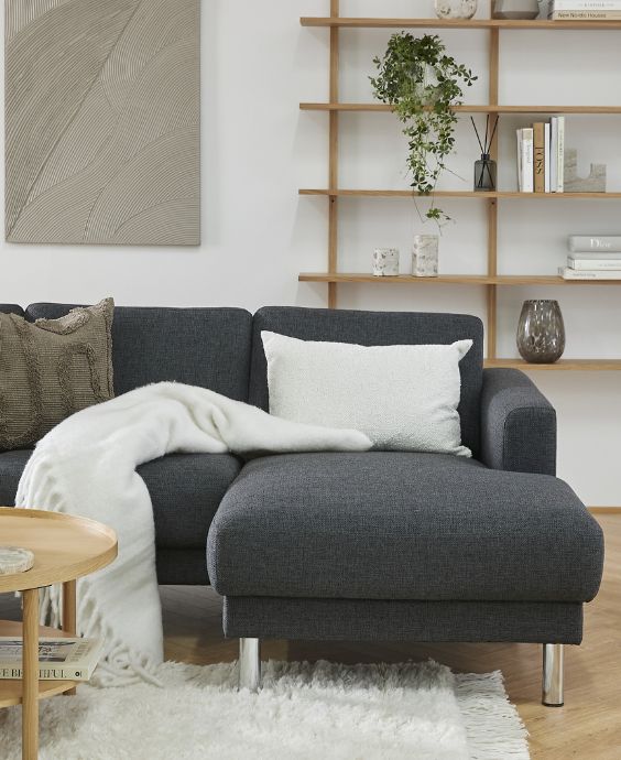 Utsnitt av chaiselongsoffa i mörkgrått