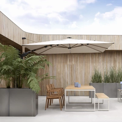 Terrassmiljö med ljusa trädgårdsmöbler