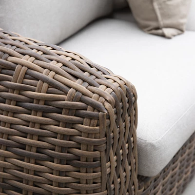 Närbild av brun polyrattan