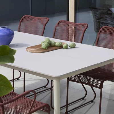 Trädgårdsbord i grått med röda trädgårdsstolar