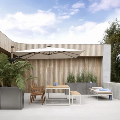 Terrassområde med trädgårdsmöbler i ljusa färger