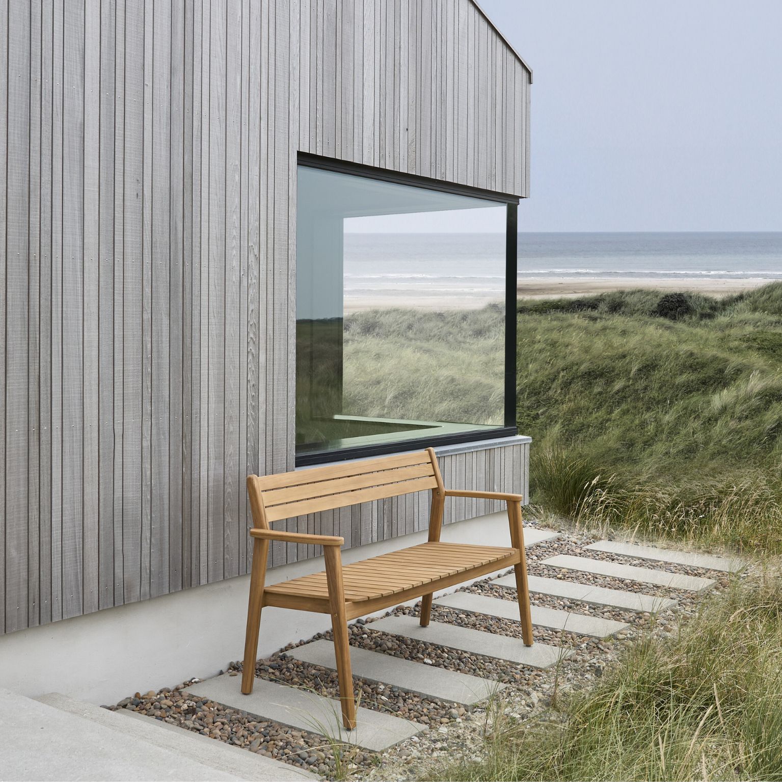 Trädgårdsbänk i trä på plattor