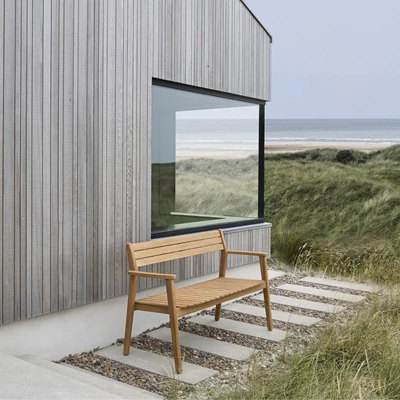 Trädgårdsbänk i trä på plattor