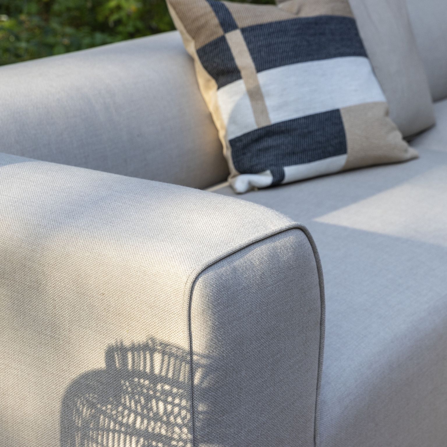 Loungesoffa i grått tyg