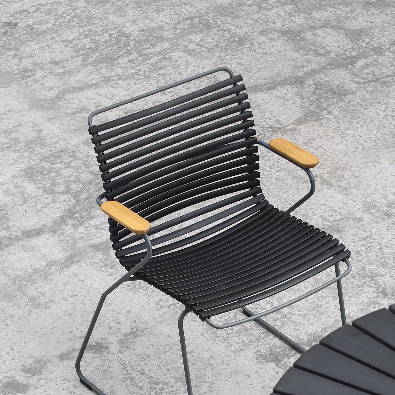 Trädgårdsstol med svarta lameller och armstöd i bambu