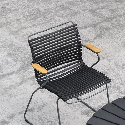Trädgårdsstol med svarta lameller och armstöd i bambu
