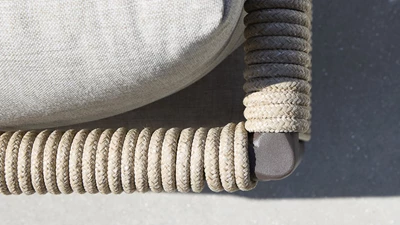 Närbild av kant på flätad trädgårdsmöbel