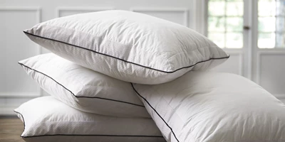 Nocturne Active Comfort.jpg 4 staplade huvudkuddar i vitt ovanpå varandra.