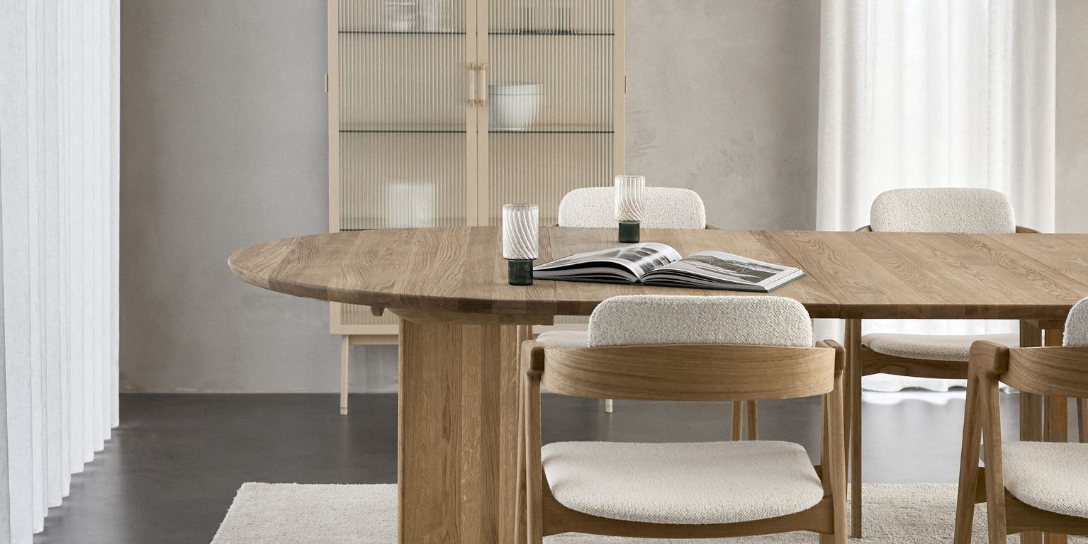 Vardagsrum med trämöbler