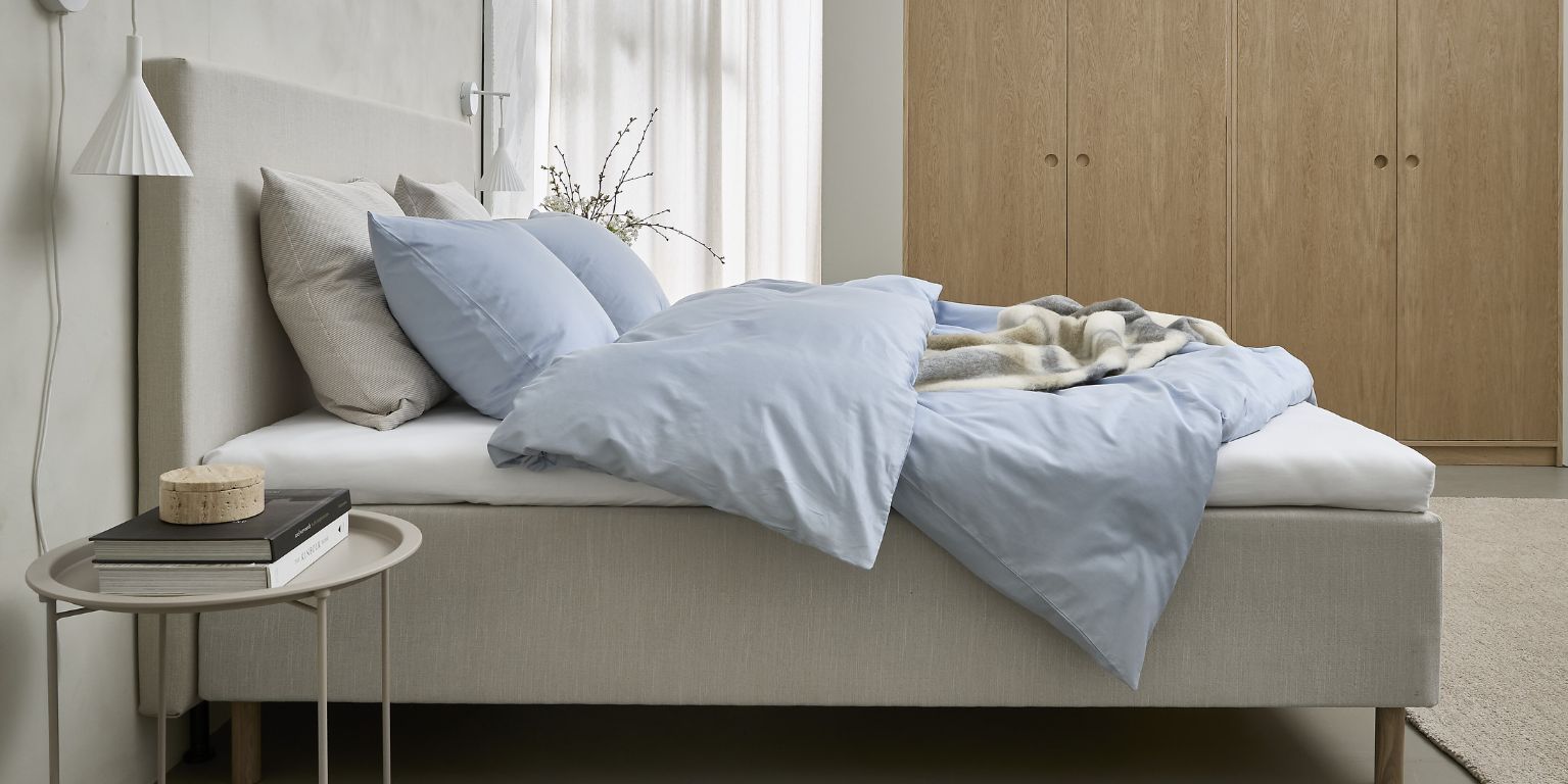 Resårmadrass sedd från sidan i grått