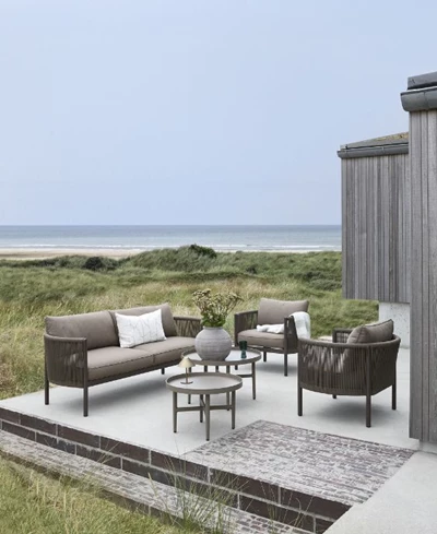 Loungeområde på träterrass med loungeset i grå toner