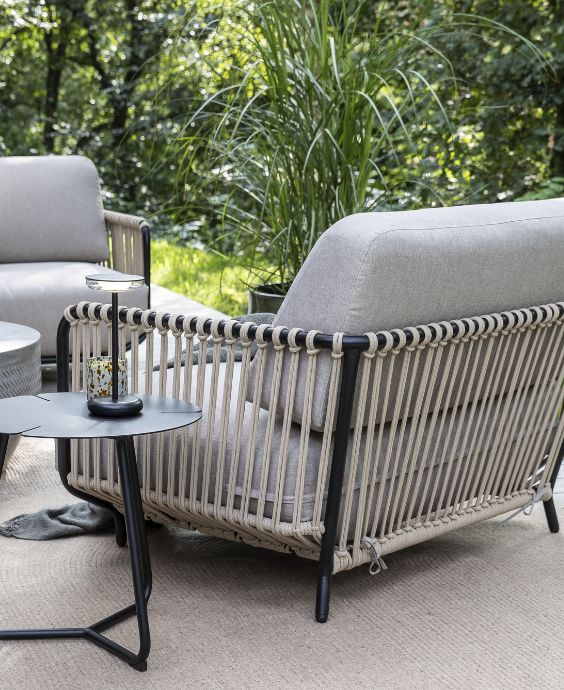 Loungestol med flätat rep som ryggstöd
