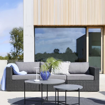 Terrass med svarta trädgårdsmöbler i polyrattan