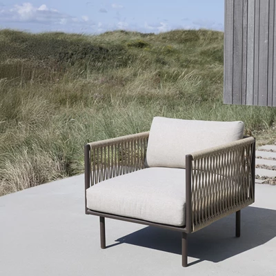 Loungestol i naturlandskap