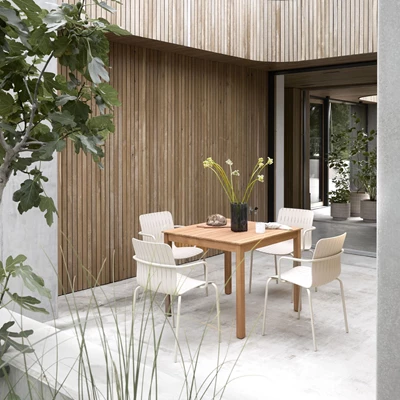 Mysigt terrassområde med träbord och trädgårdsstolar