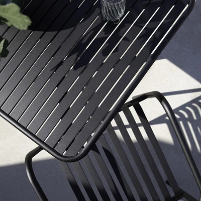 Närbild av caféset i svart aluminium