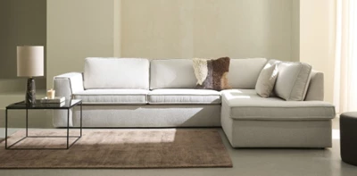 Ljus schäslongsoffa i minimalistiskt vardagsrum