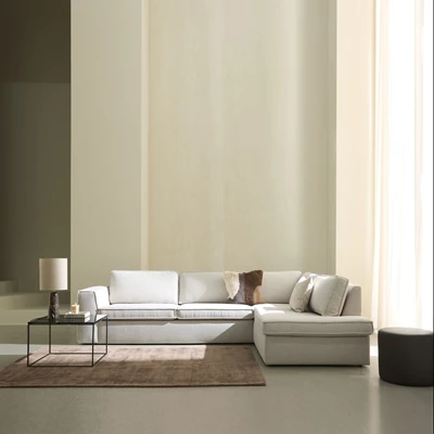 Ljus schäslongsoffa i minimalistiskt vardagsrum