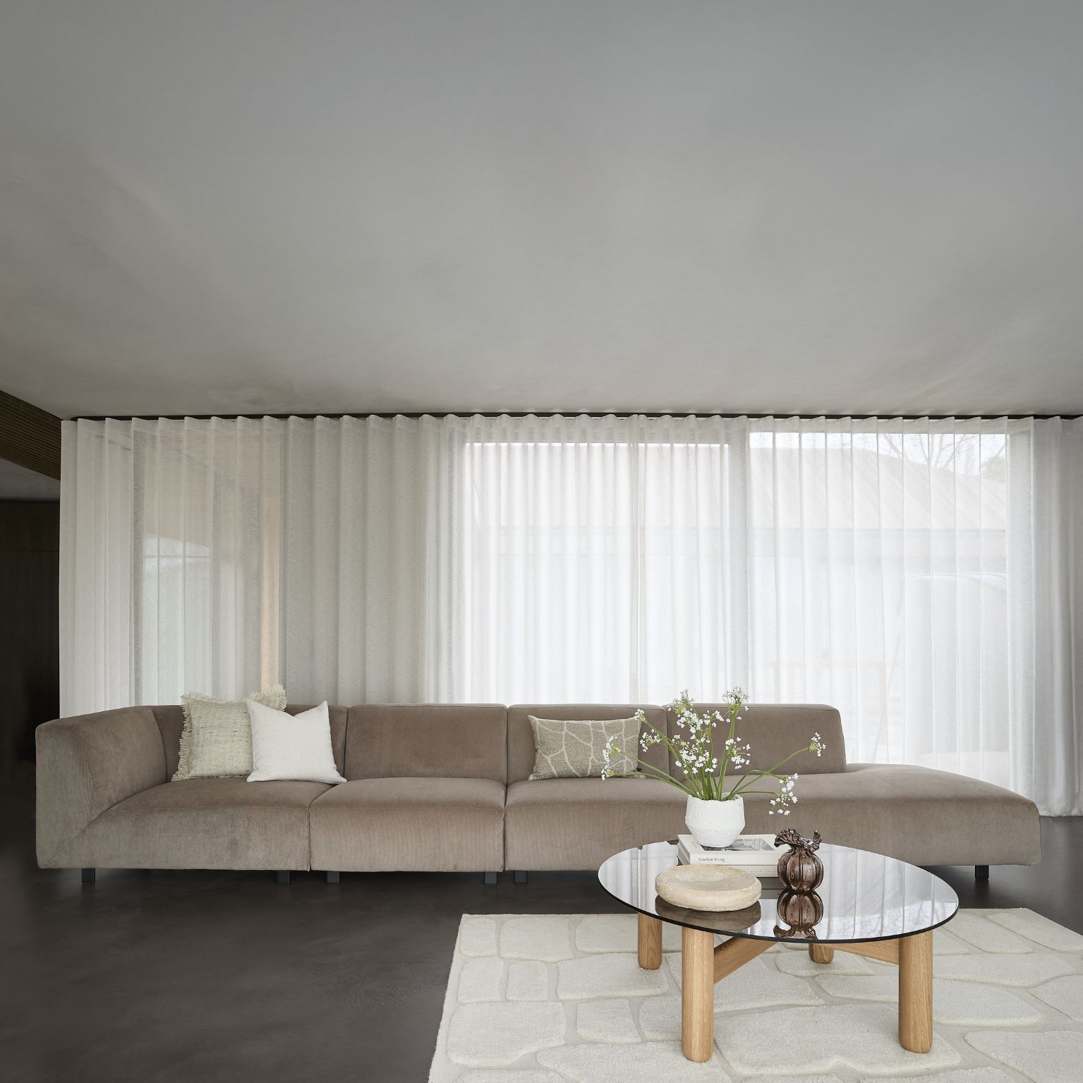 Soffa i ljusgrå med öppet slut