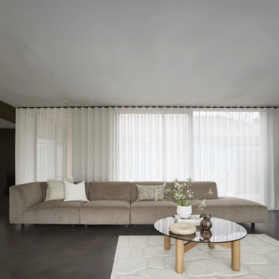 Soffa i ljusgrå med öppet slut