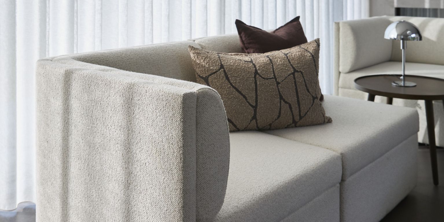 Hvid modulsofa med afrundede armlæn