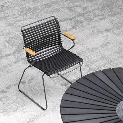 Trädgårdsstol och runt trädgårdsbord i svart.