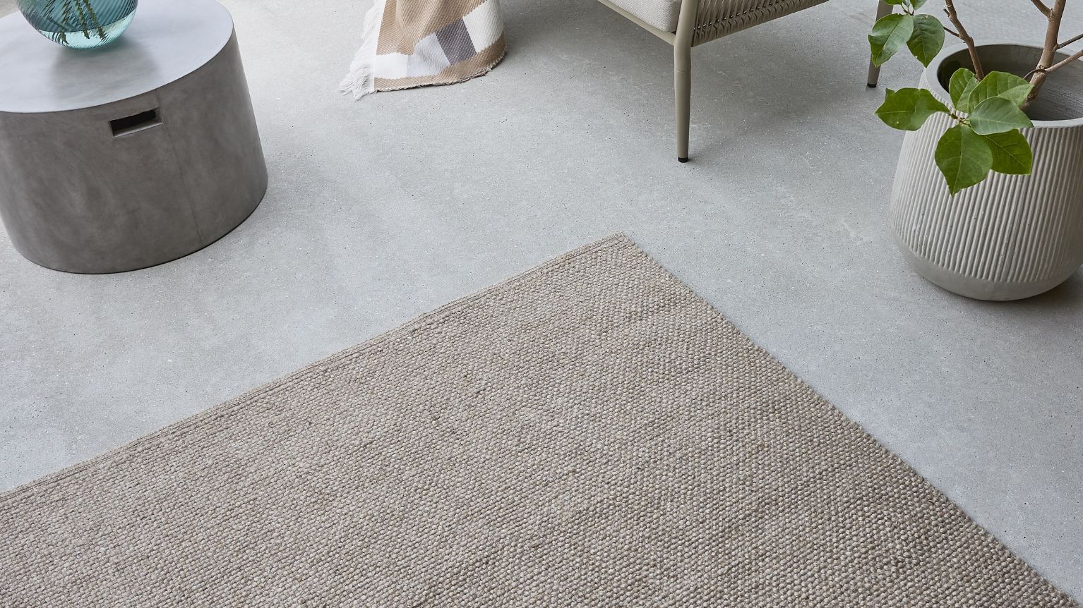 Terrass med utomhusmatta i taupe