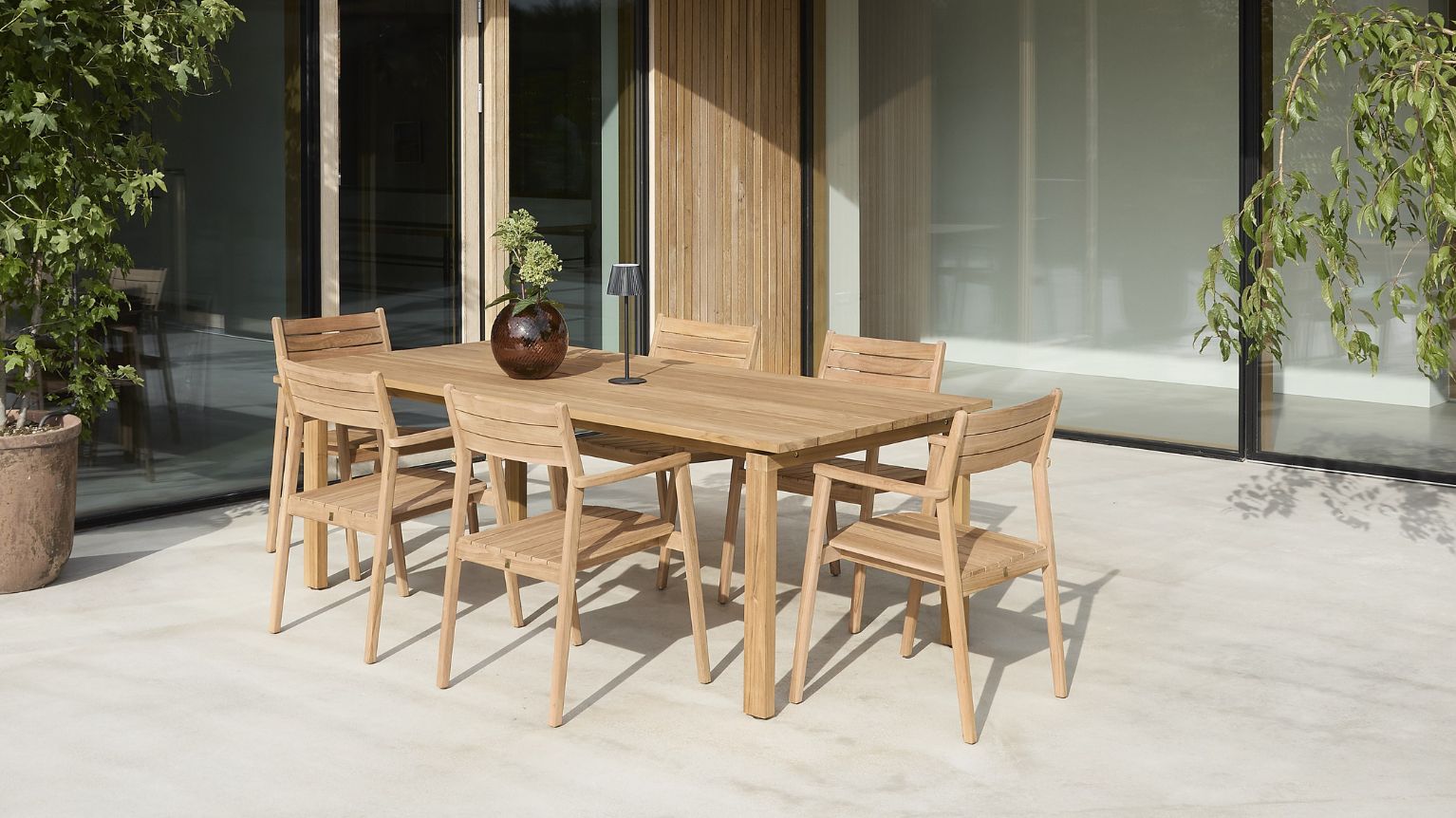 Trämöbelsats stående på terrass