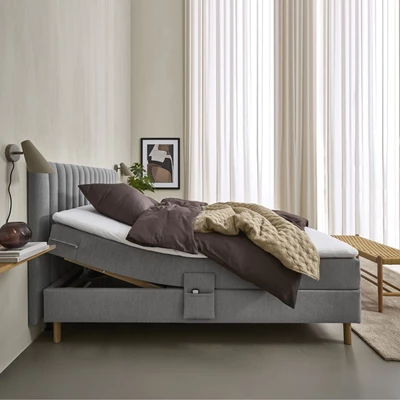 Dubbelsäng med ställbar funktion, brunt bäddset och flätad bänk