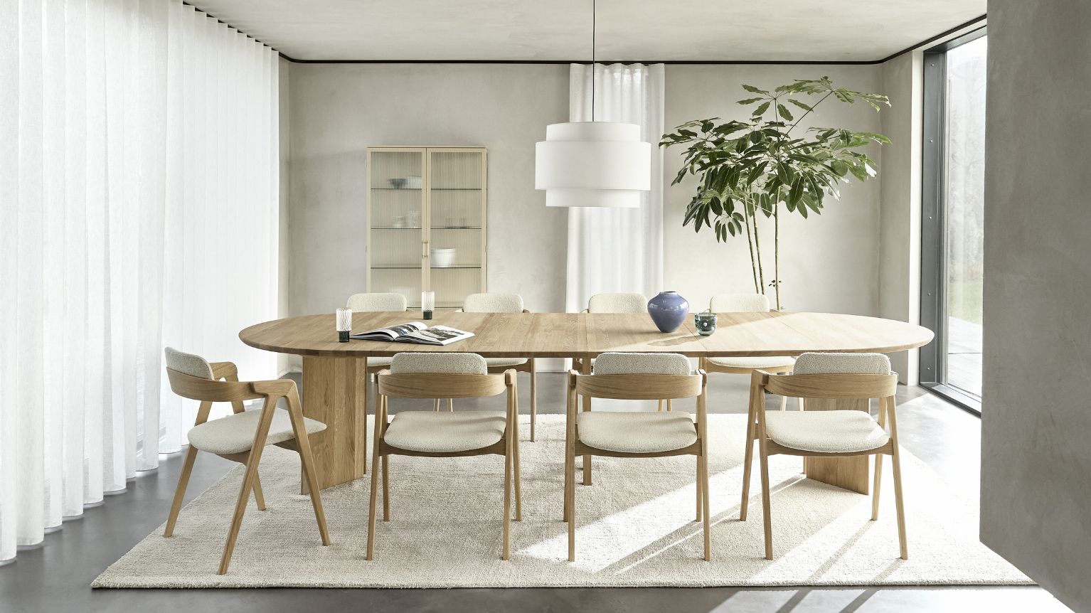 mysig matsal i ljusa färger