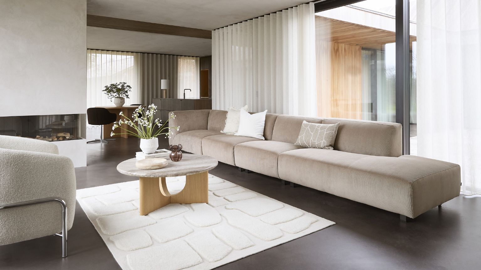 Nordisk vardagsrum i ljusa färger