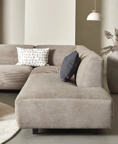 Chaiselongsoffa i taupe i vardagsrum med en ljus taklampa.